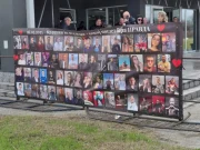 Родителите поставија транспарент со фотографиите на загинатите