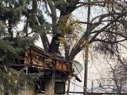 Се урива во центарот на Скопје, на кејот од Вардар