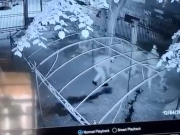 ВИДЕО Две лица се обидоа да ја запалат синагогата во Скопје