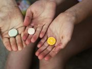 Им нуделе по илјадарка на тинејџери да „дилаат“ дрога во училиште во Карпош