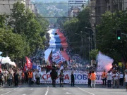 Mитинг „Србија е едно семејство“ во Белград – знаме долго 500 метри на улицата пред Собранието