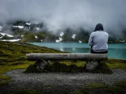 Се шири тренд што го менува погледот на младите луѓе кон врските. Што е соло-максинг?
