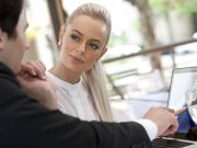 Психотерапевт советува почесто да му поставувате седум прашања на вашиот партнер
