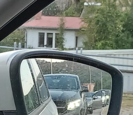 Колони автомобили на бензиските – сите точат пред големото поскапување по полноќ
